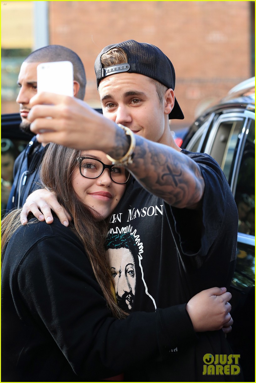 justin bieber greets fans ahead of hillsong church conference 11