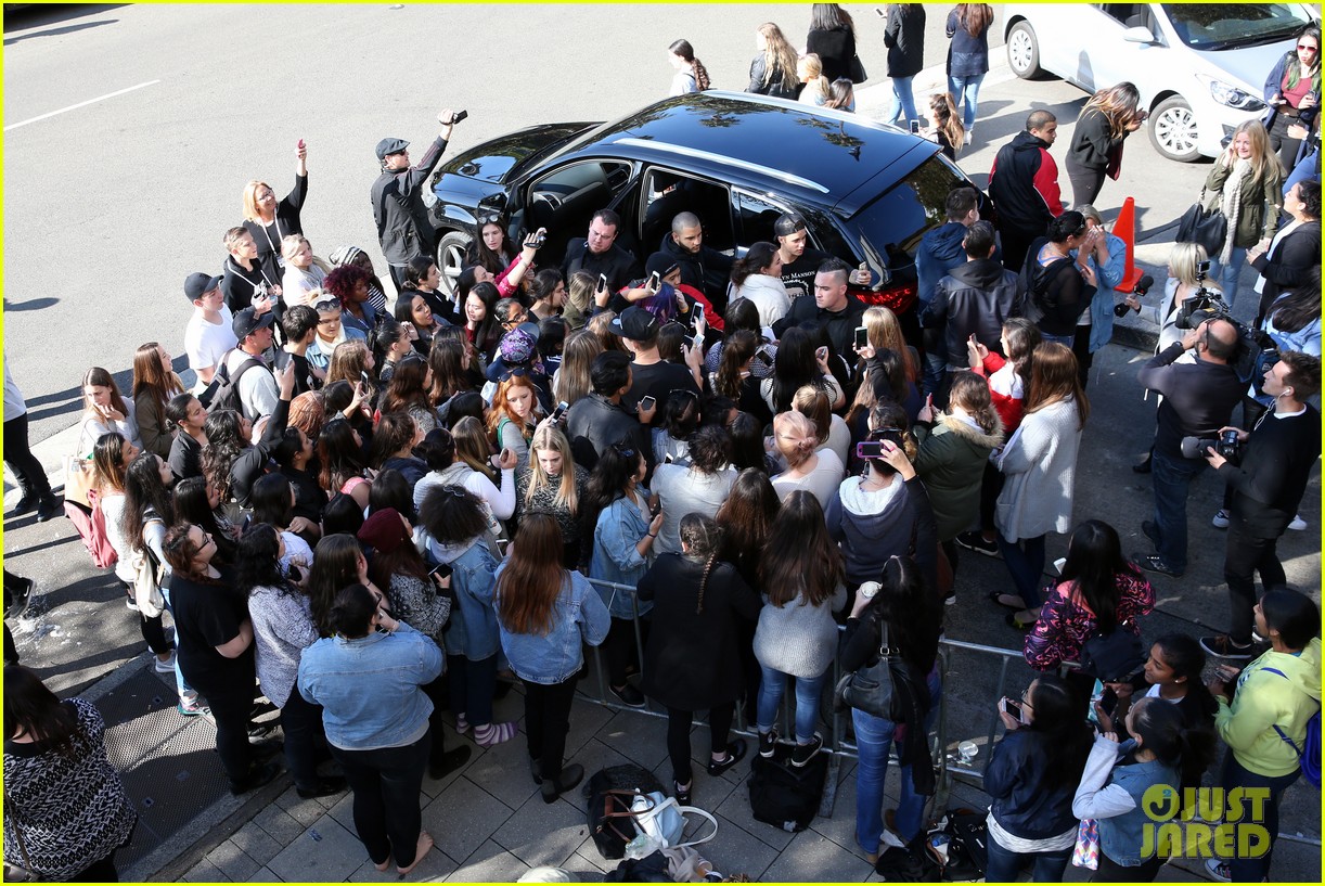 justin bieber greets fans ahead of hillsong church conference 12
