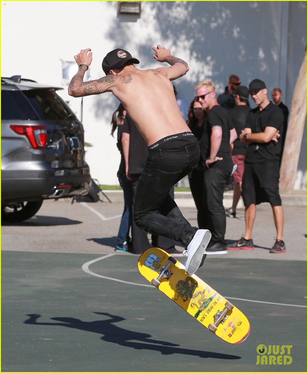 justin bieber shirtless skateboarding 04