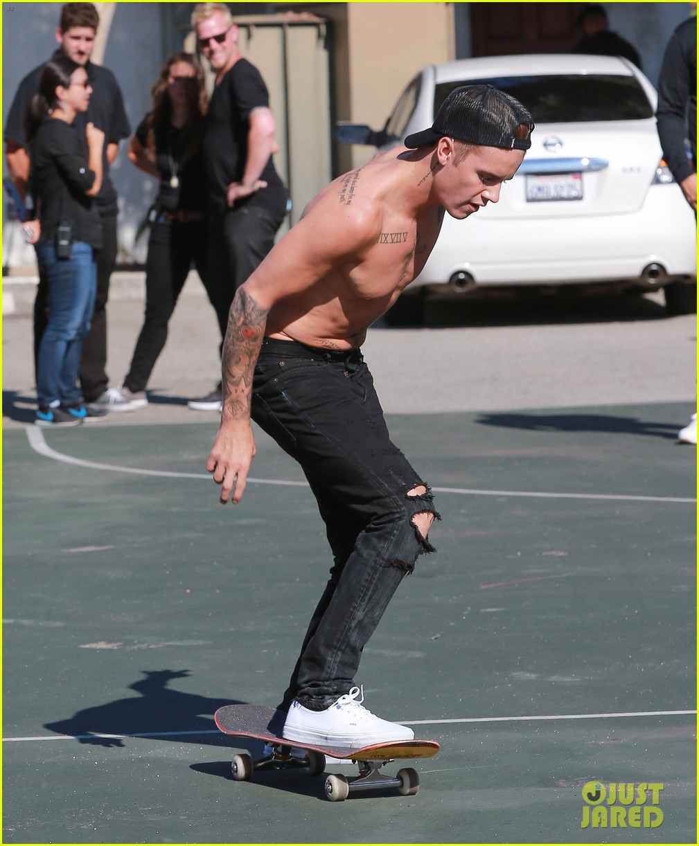 justin bieber shirtless skateboarding 16