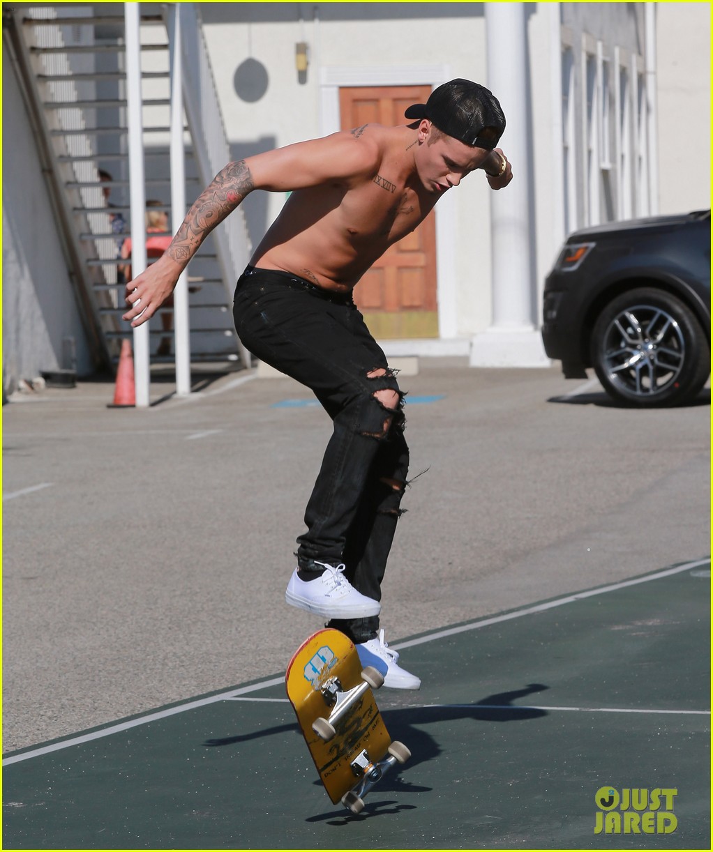 justin bieber shirtless skateboarding 21