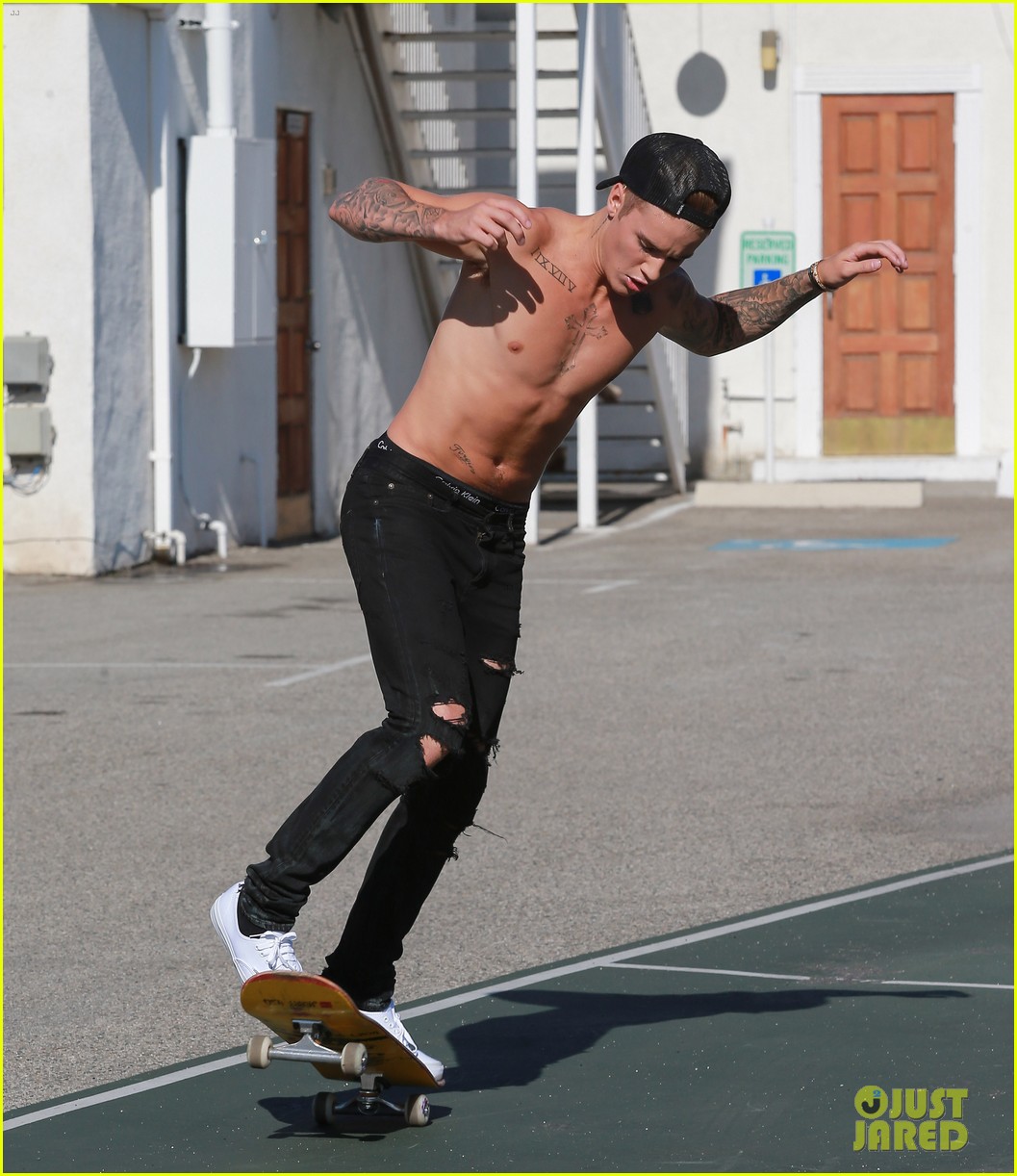 justin bieber shirtless skateboarding 23