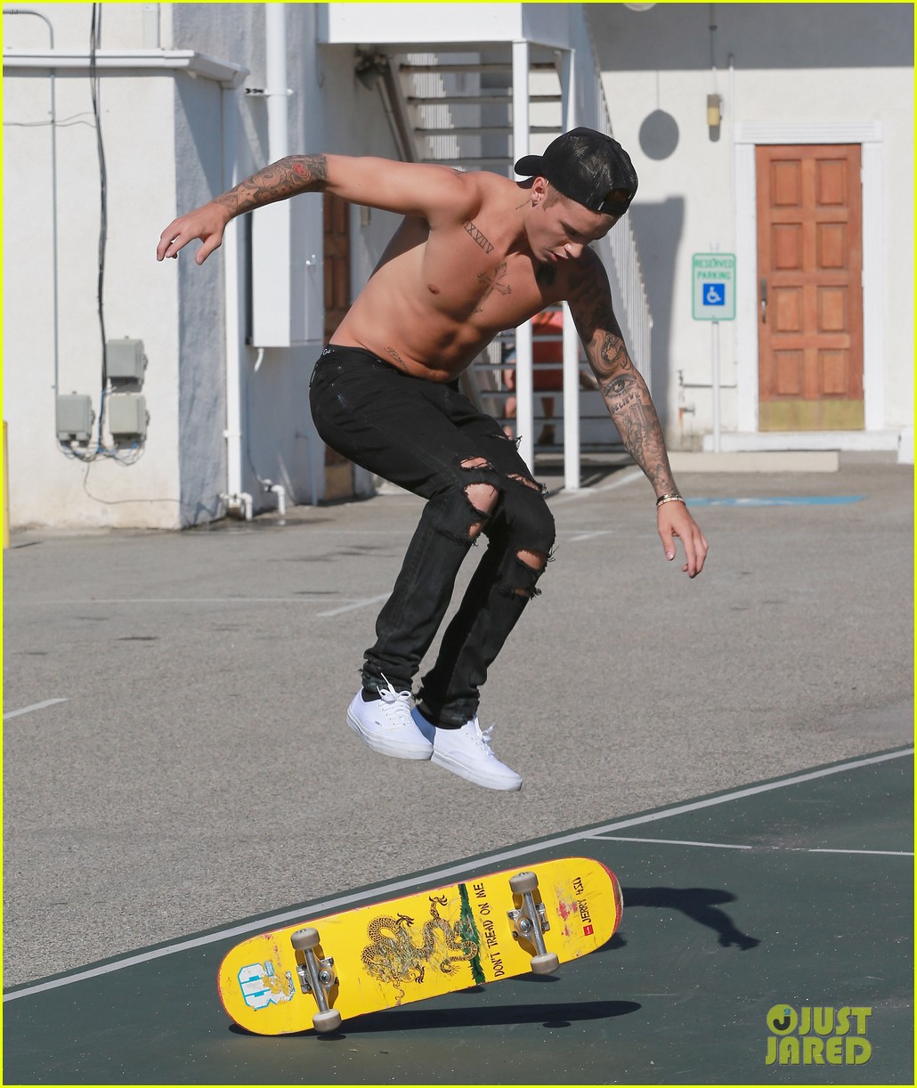 justin bieber shirtless skateboarding 26