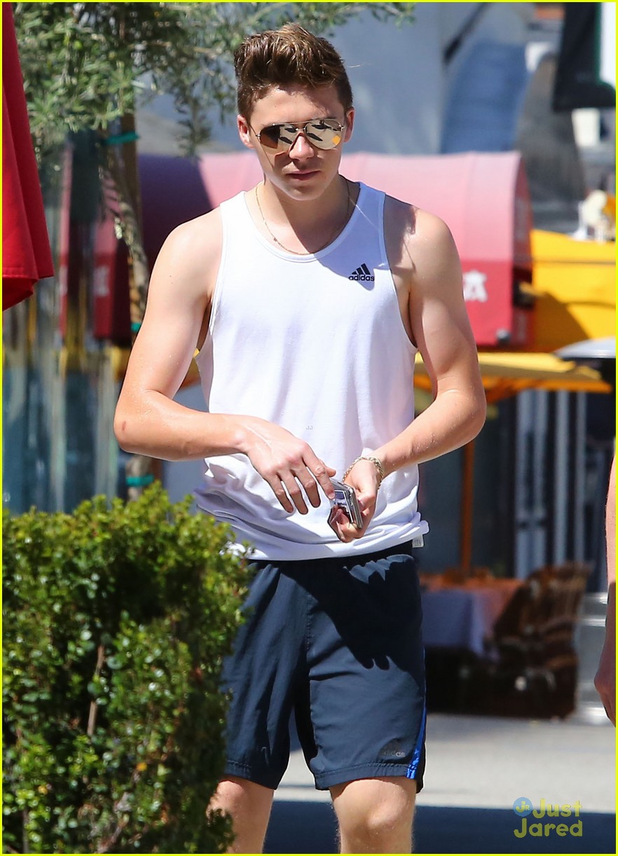 brooklyn beckham works out before willy wonka family time 04