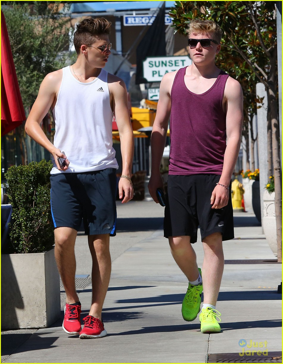 brooklyn beckham works out before willy wonka family time 08