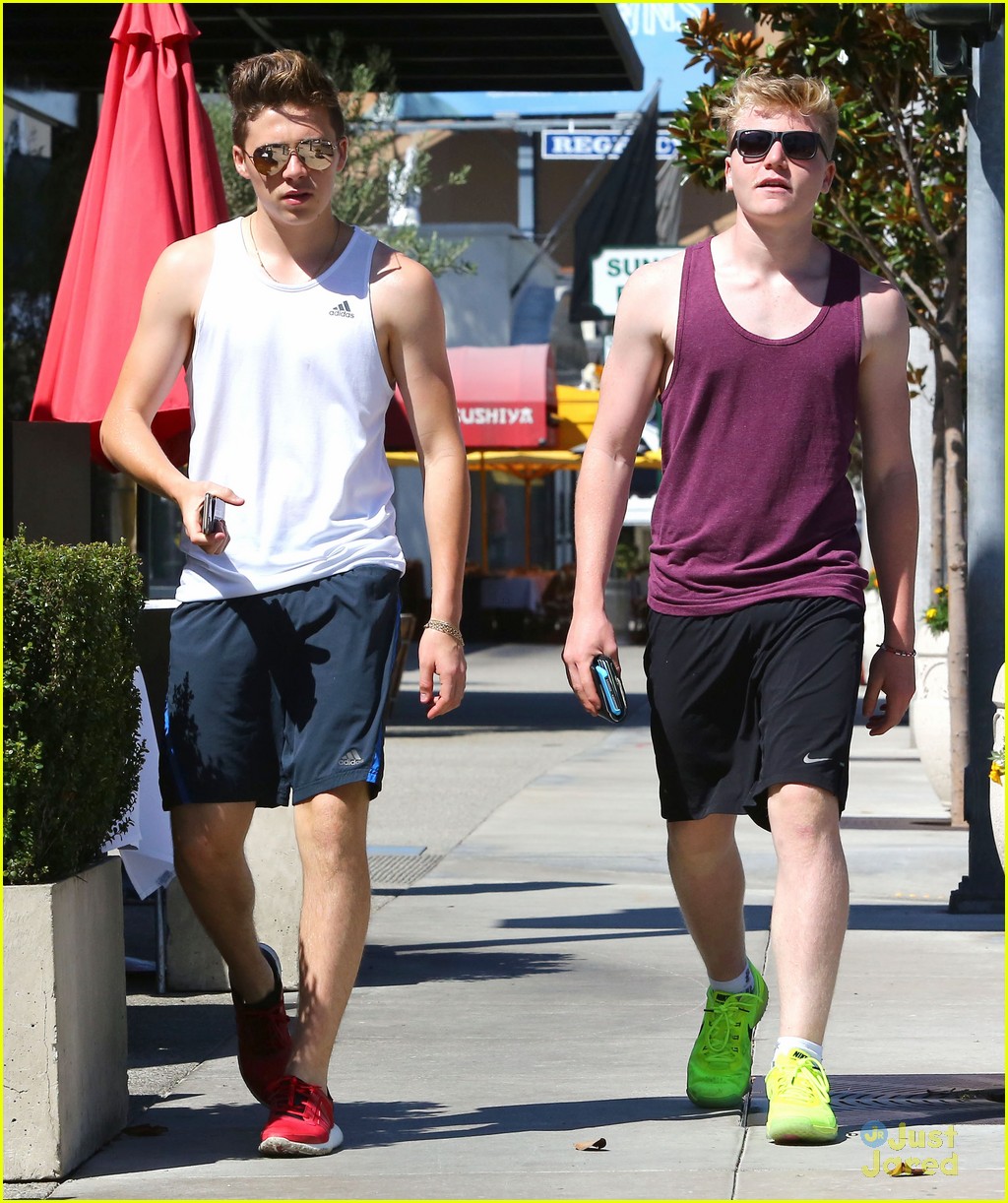 brooklyn beckham works out before willy wonka family time 10