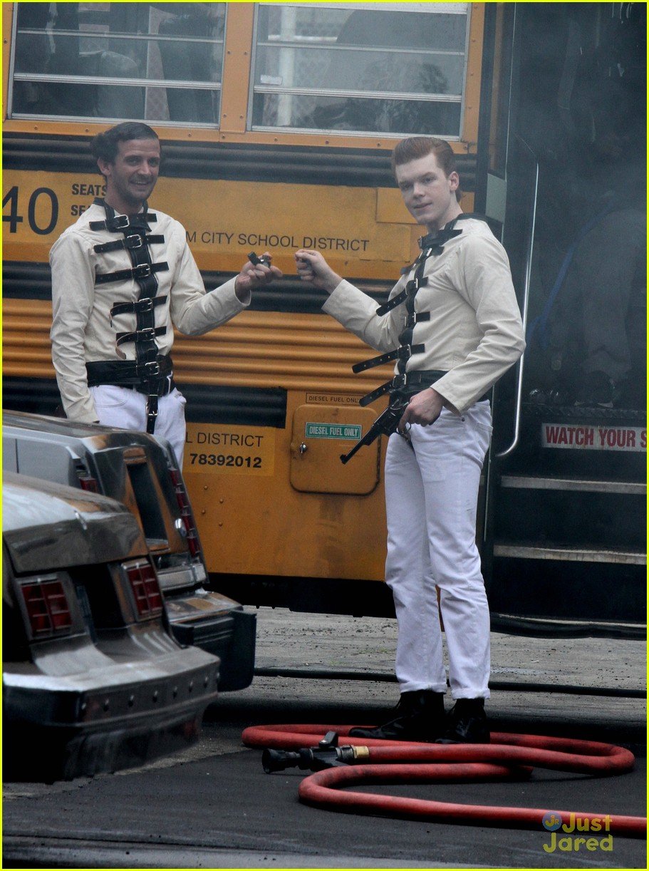 cameron monaghan wears a straight jacket for joker on gotham 03