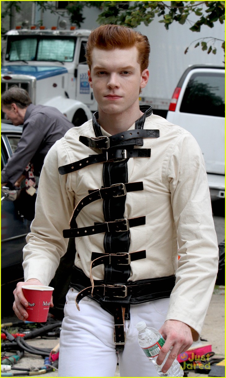 cameron monaghan wears a straight jacket for joker on gotham 04