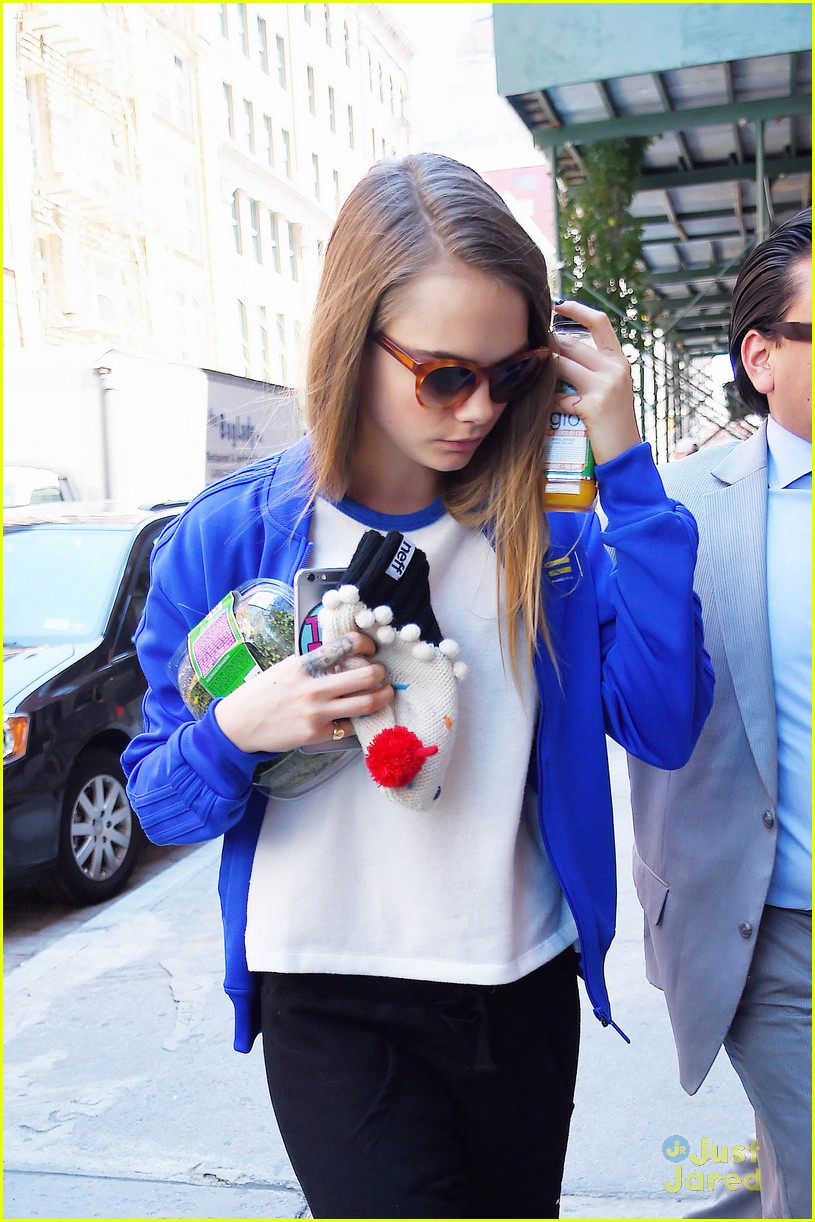 cara delevingne cupcake beanie no disappoint fans 09