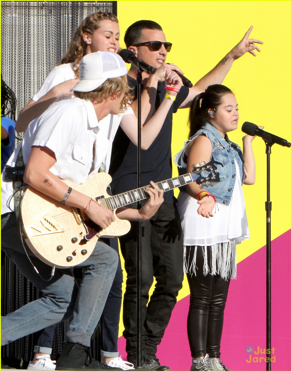 cody simpson reach up world games performance atm stop 13