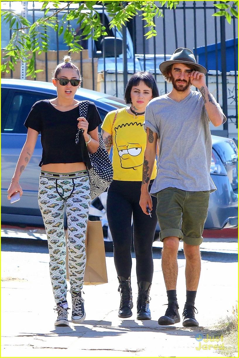 miley cyrus grab sushi lunch before july 4th weekend 01