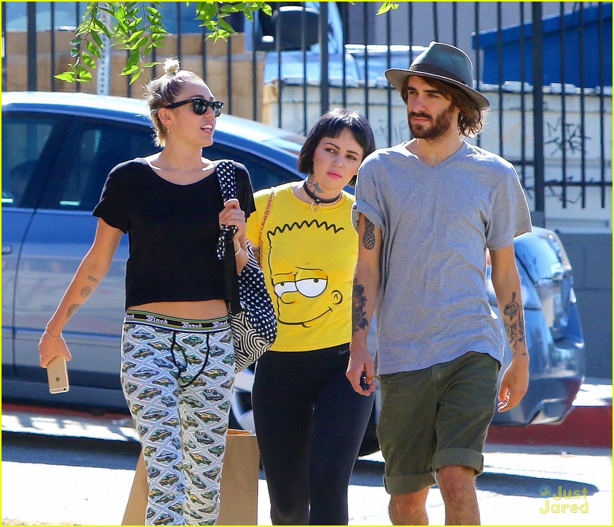 miley cyrus grab sushi lunch before july 4th weekend 02