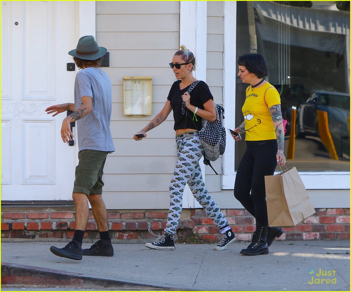 miley cyrus grab sushi lunch before july 4th weekend 11