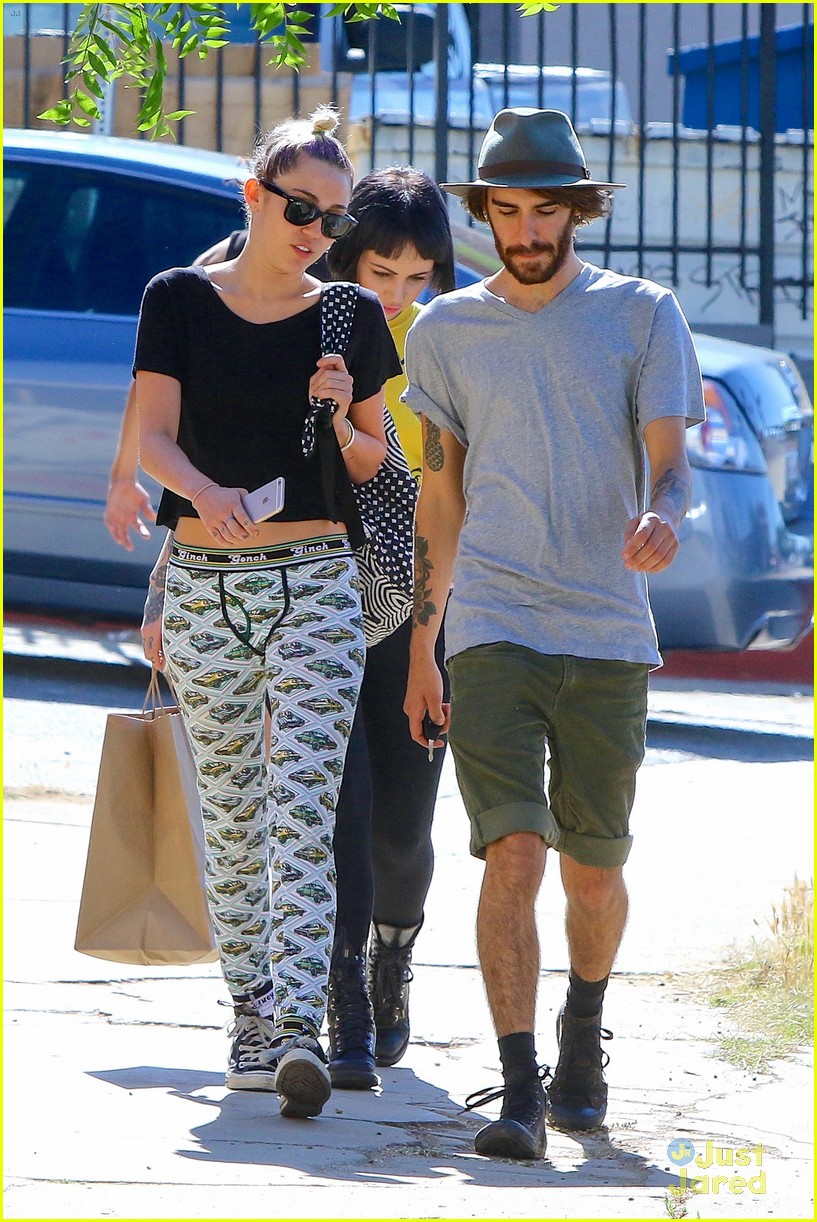 miley cyrus grab sushi lunch before july 4th weekend 16