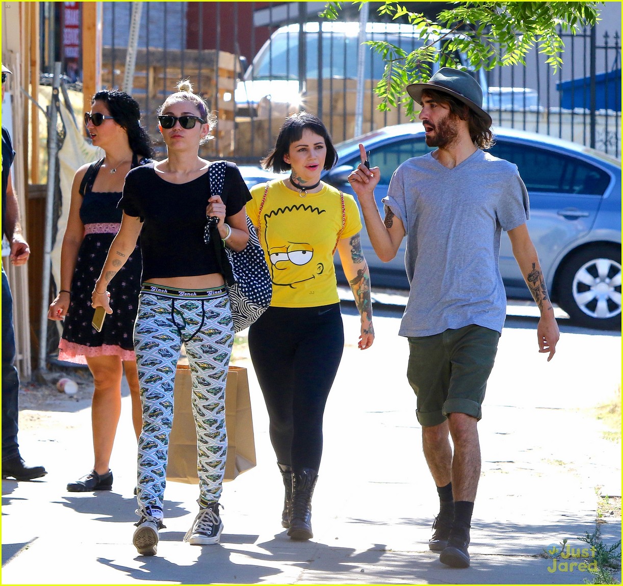 miley cyrus grab sushi lunch before july 4th weekend 20