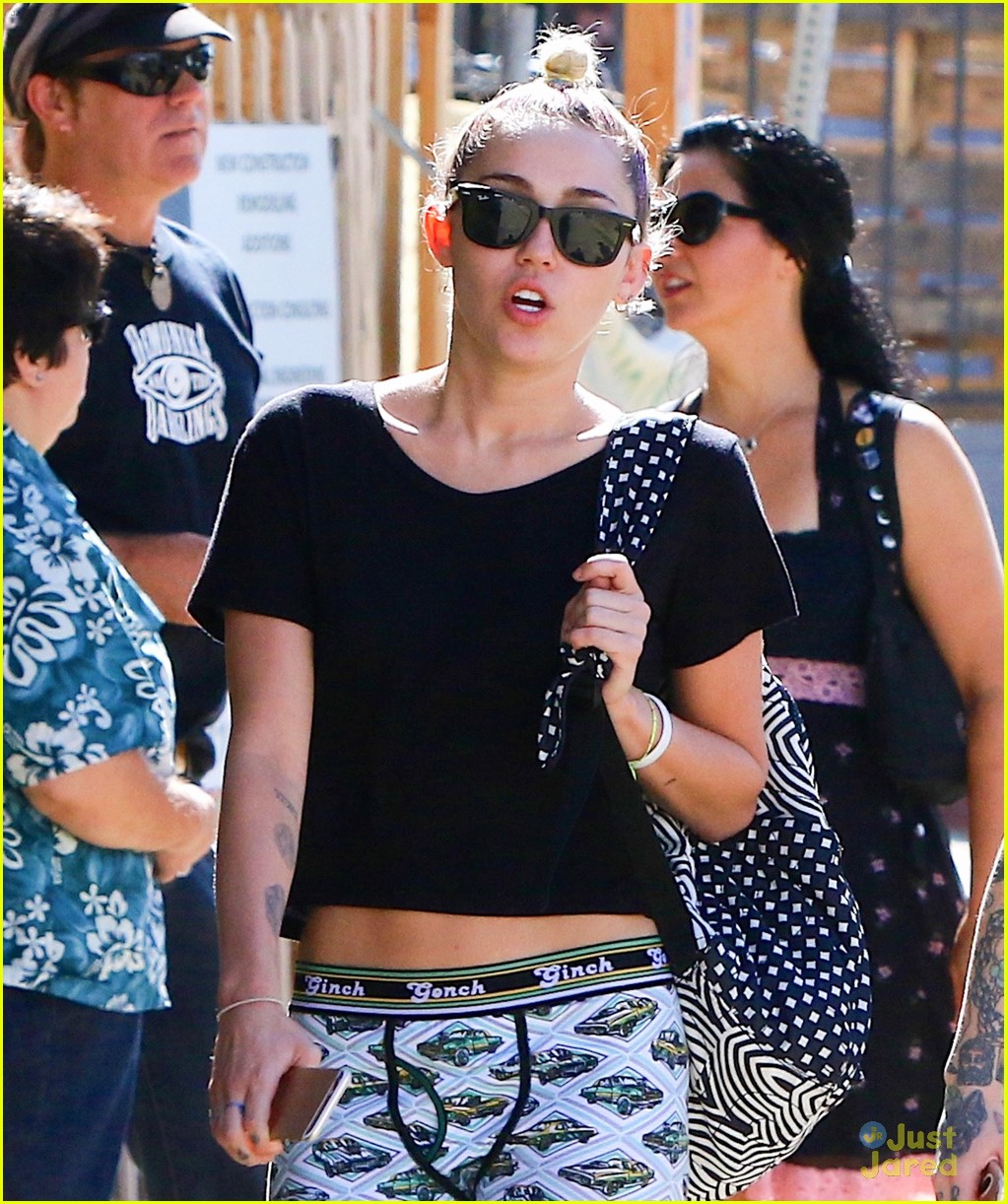 miley cyrus grab sushi lunch before july 4th weekend 22