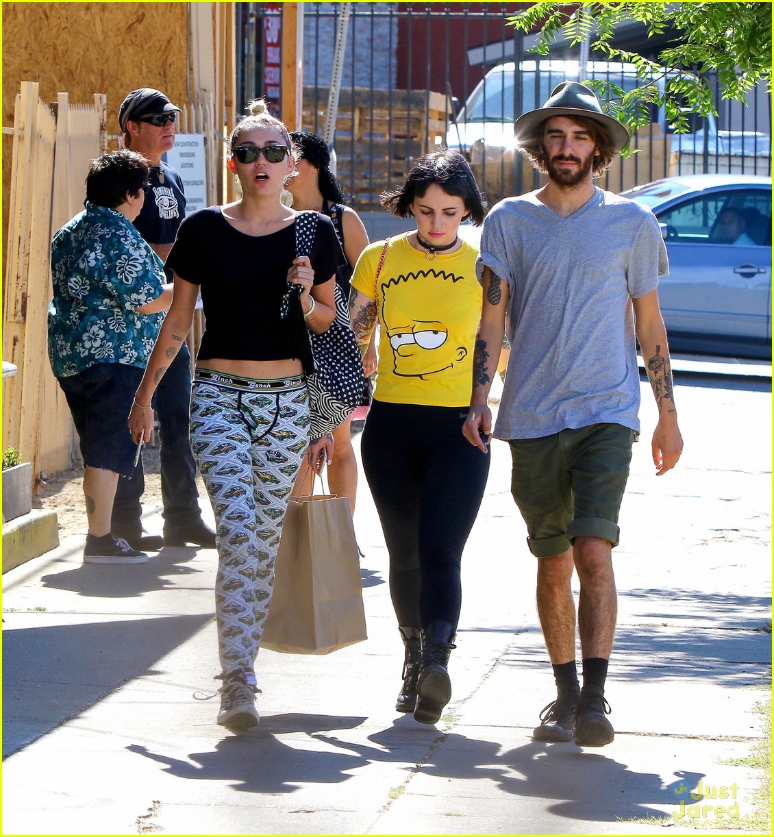 miley cyrus grab sushi lunch before july 4th weekend 25