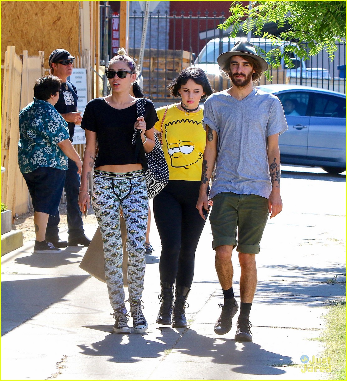 miley cyrus grab sushi lunch before july 4th weekend 26