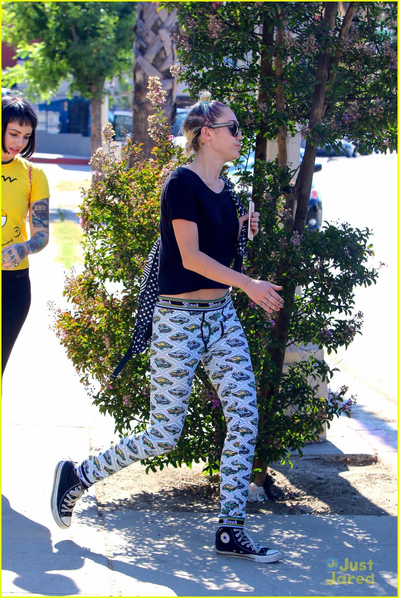 miley cyrus grab sushi lunch before july 4th weekend 34