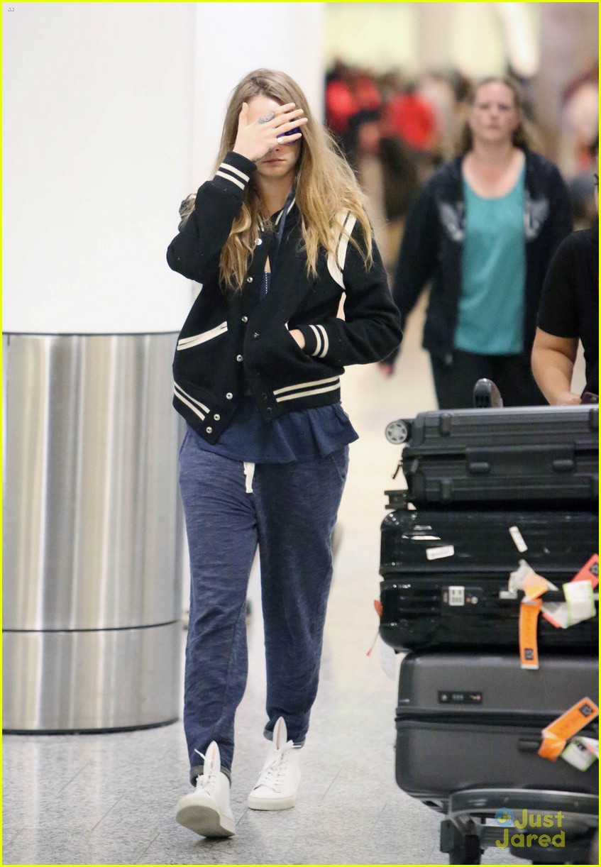 cara delevingne jets to toronto to continue suicide squad 03