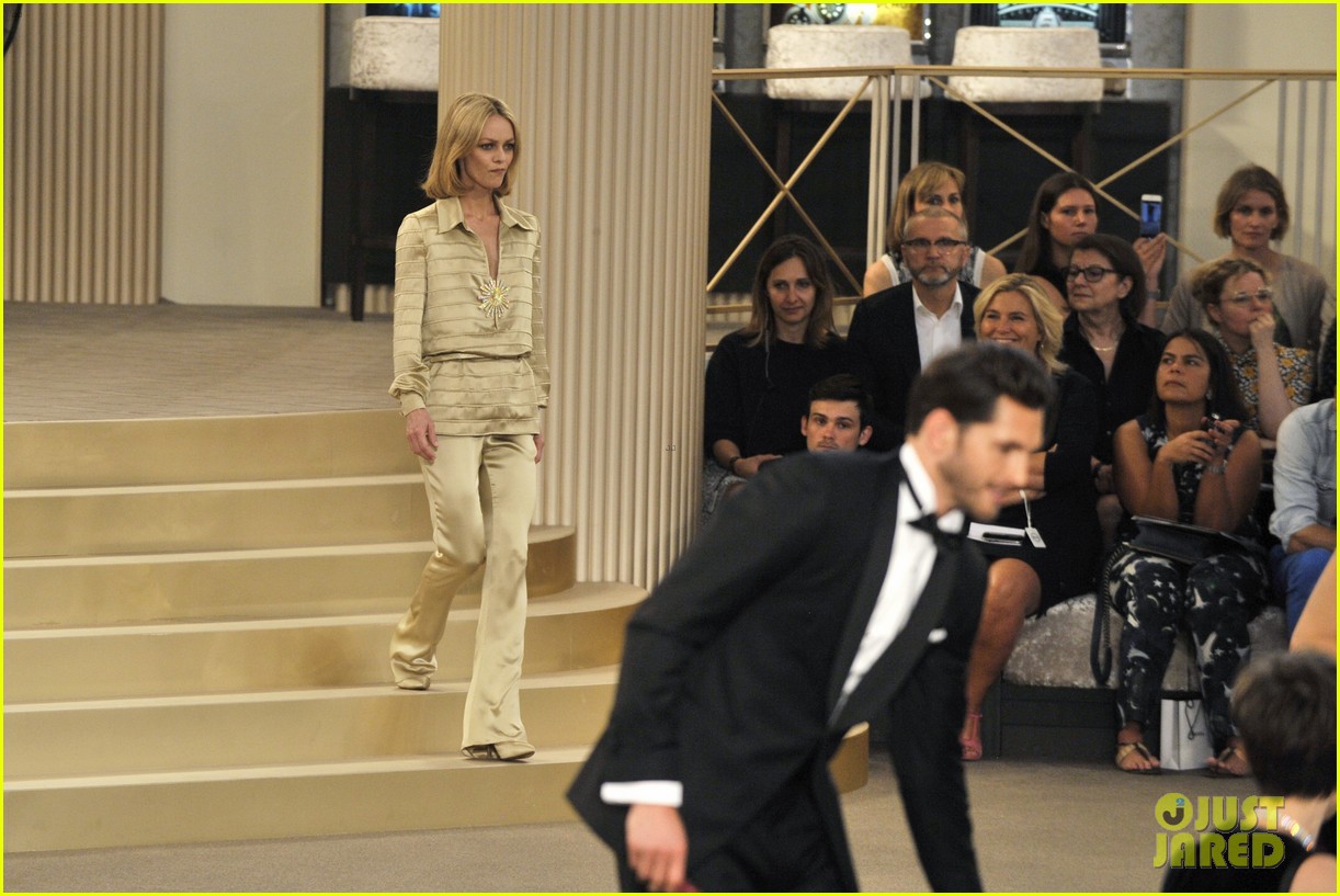 lily rose depp mother vanessa paradis share runway for karl lagerfeld 03