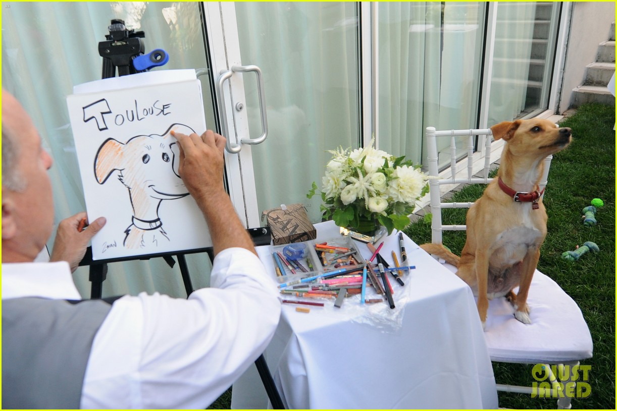 ariana grandes dog hosted a coach event 09
