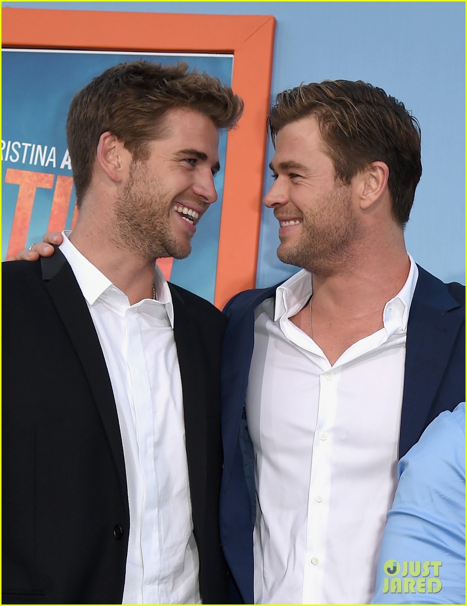 chris hemsworth gets his brothers support at vacation premiere 02