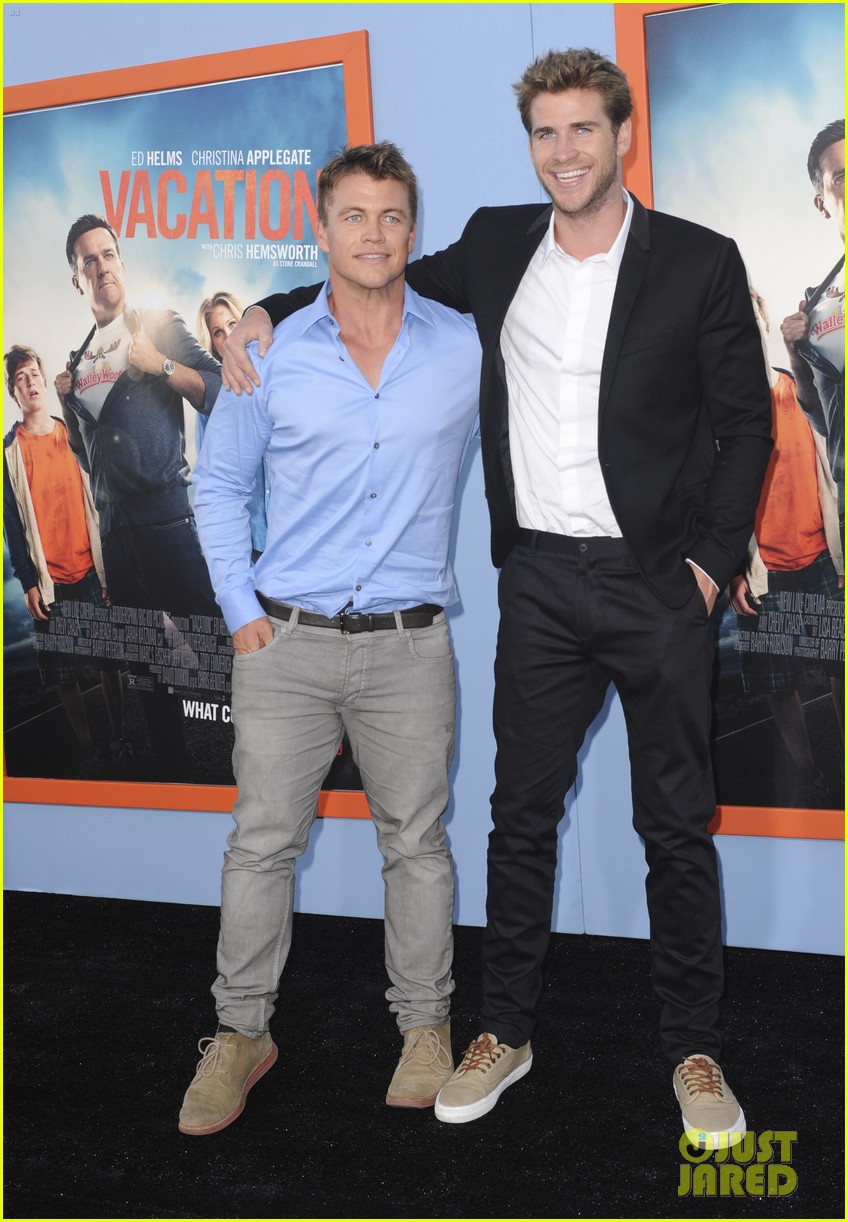 chris hemsworth gets his brothers support at vacation premiere 05
