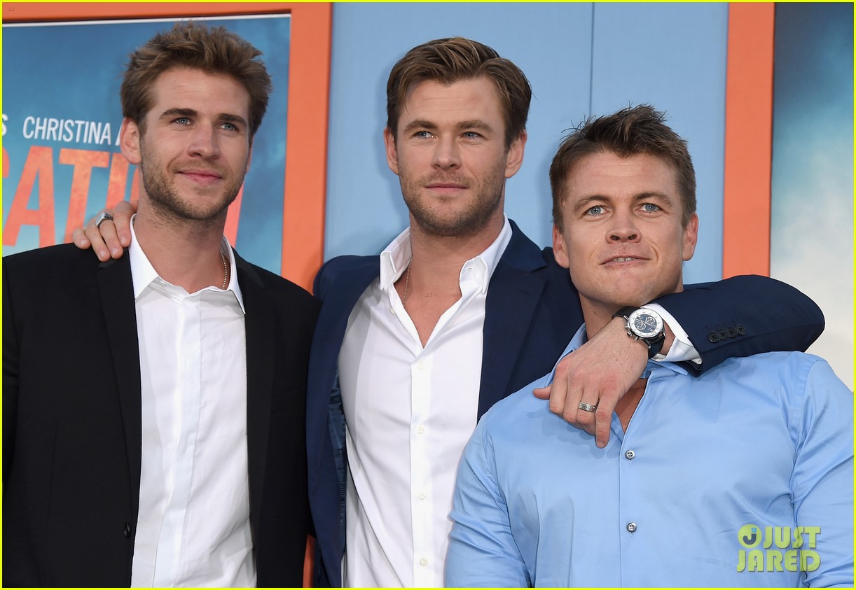 chris hemsworth gets his brothers support at vacation premiere 12