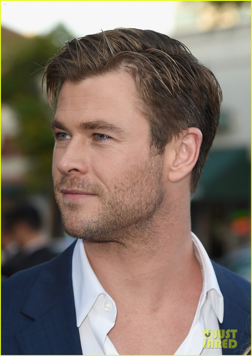 chris hemsworth gets his brothers support at vacation premiere 17