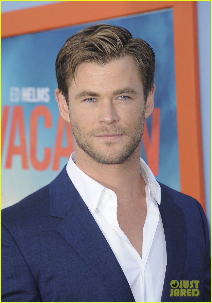 chris hemsworth gets his brothers support at vacation premiere 22