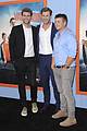 chris hemsworth gets his brothers support at vacation premiere 26