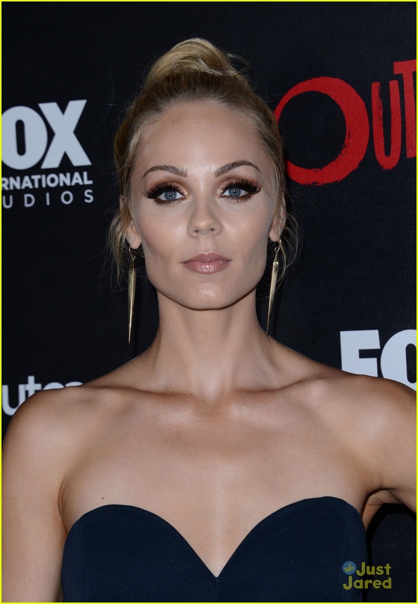 holland roden laura vandervoort outcast comic con party 09