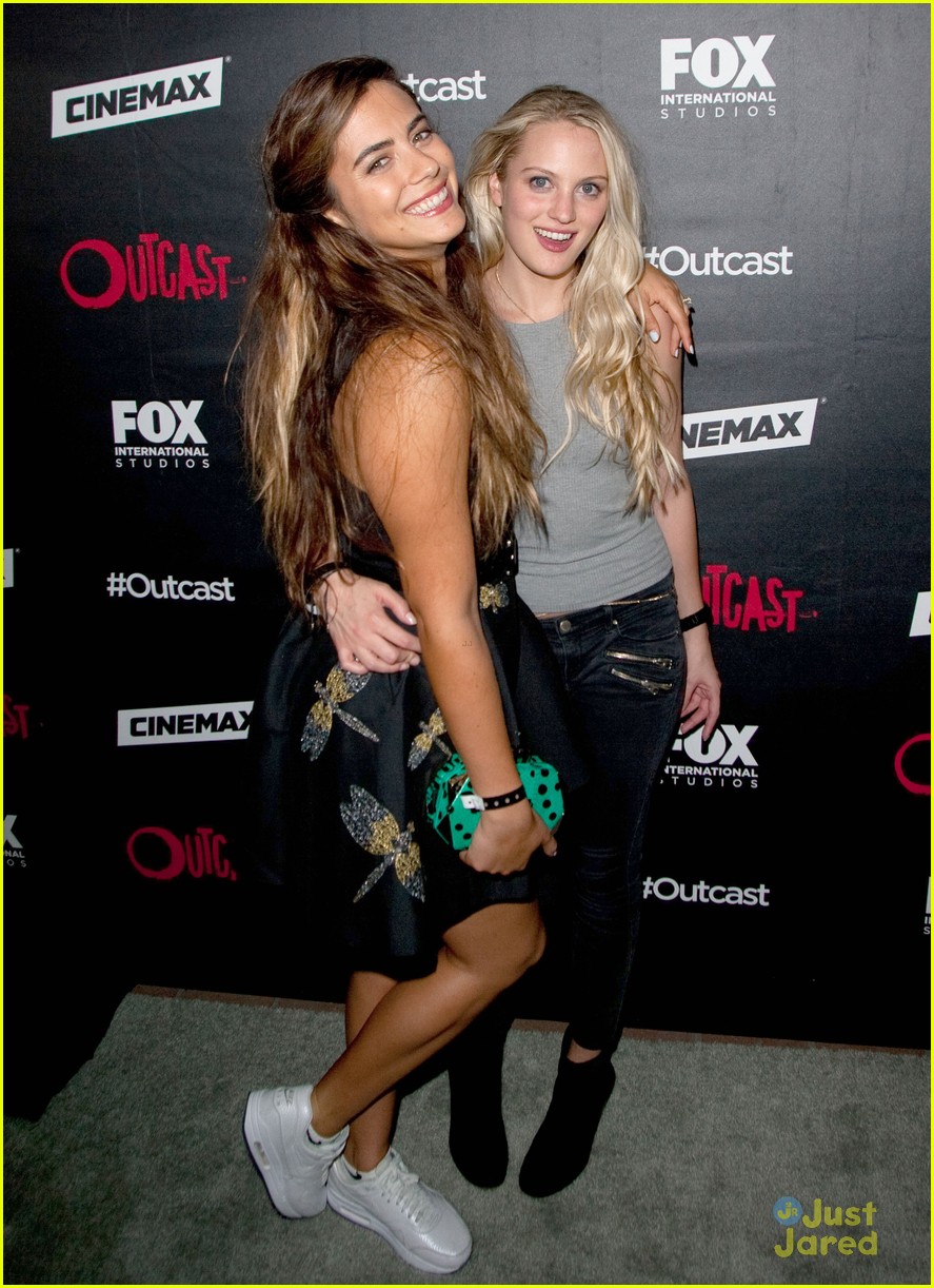 holland roden laura vandervoort outcast comic con party 24