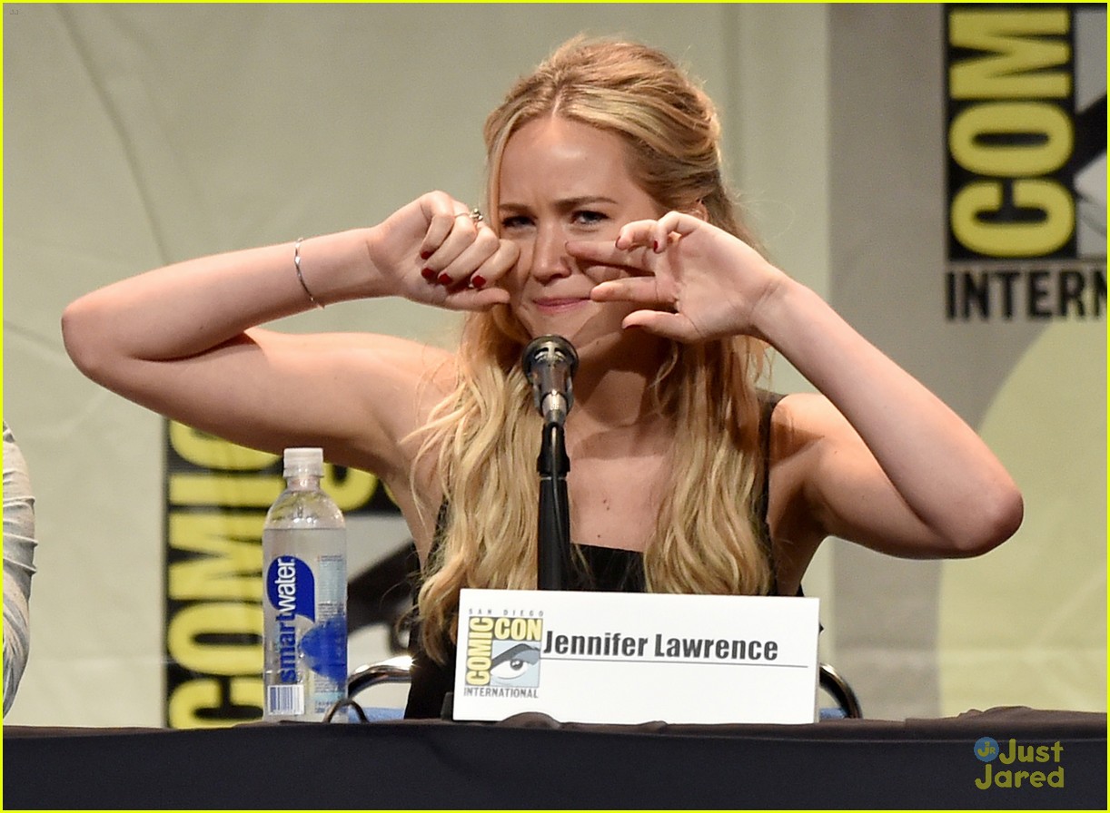 jennifer lawrence explains the new tattoo on her hand 04