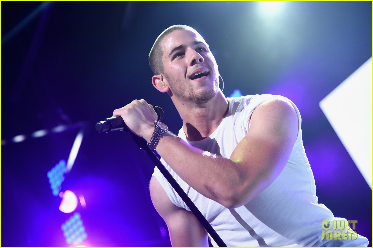 nick jonas gets support from brother kevin wife danielle deleasa at plentitogether live 03