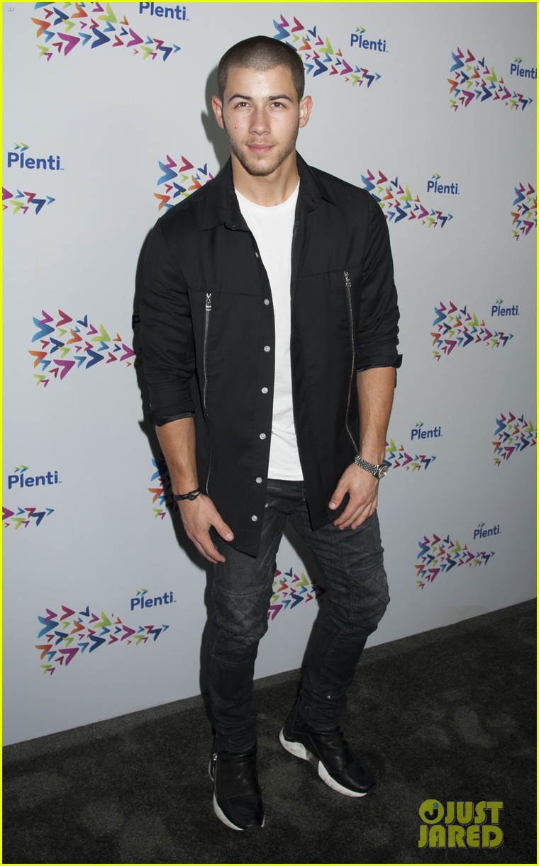 nick jonas gets support from brother kevin wife danielle deleasa at plentitogether live 23