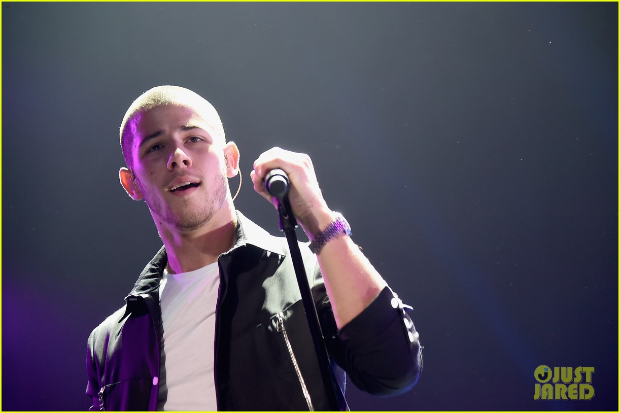 nick jonas gets support from brother kevin wife danielle deleasa at plentitogether live 27