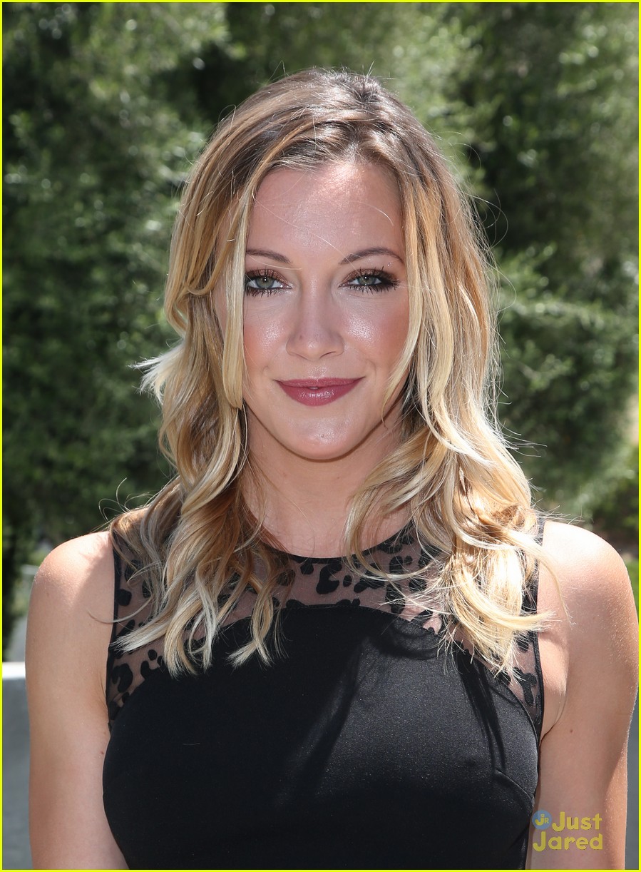 katie cassidy prism awards los angeles win 01