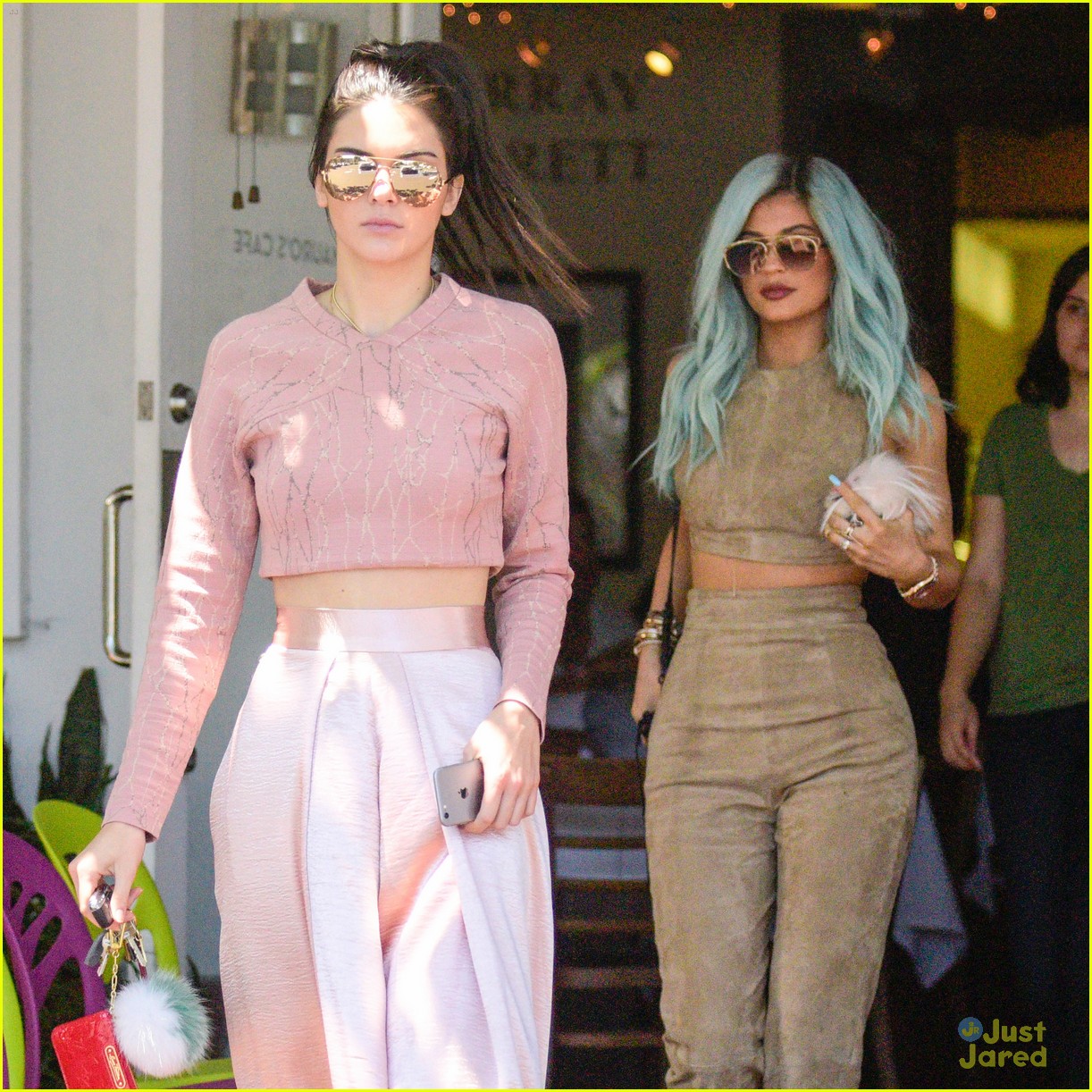 kendall kylie jenner get in sisterly bonding time 02