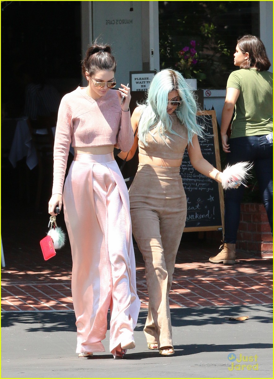 kendall kylie jenner get in sisterly bonding time 03