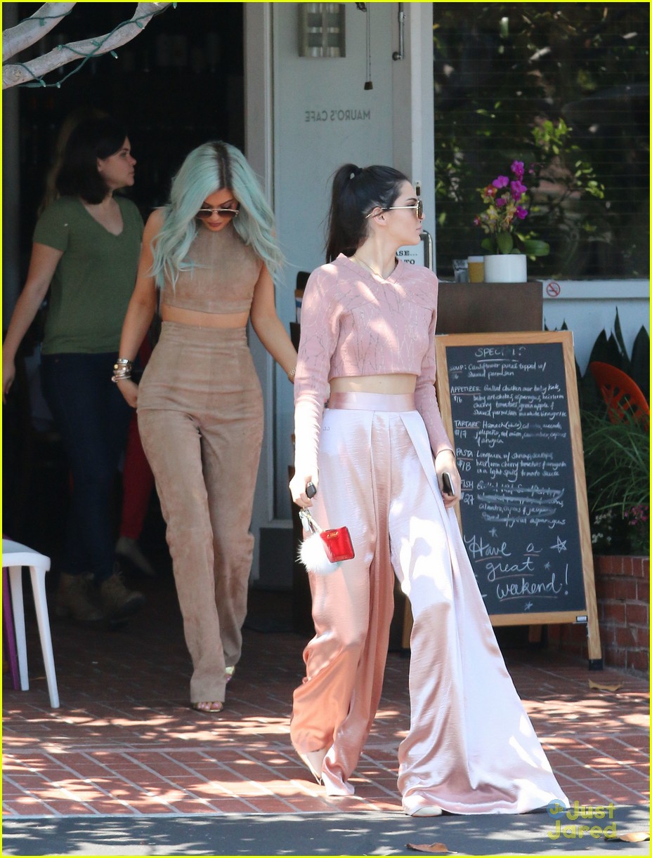 kendall kylie jenner get in sisterly bonding time 34