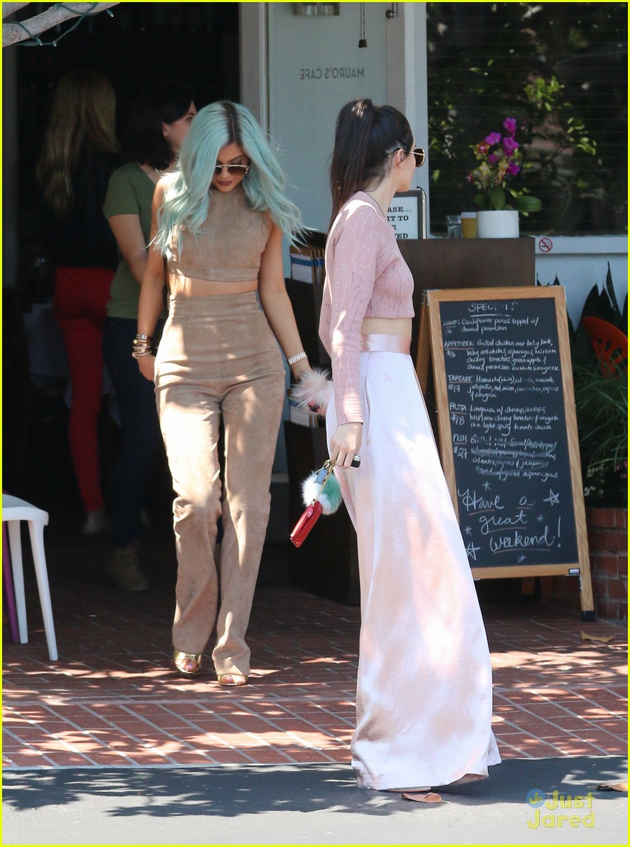 kendall kylie jenner get in sisterly bonding time 35
