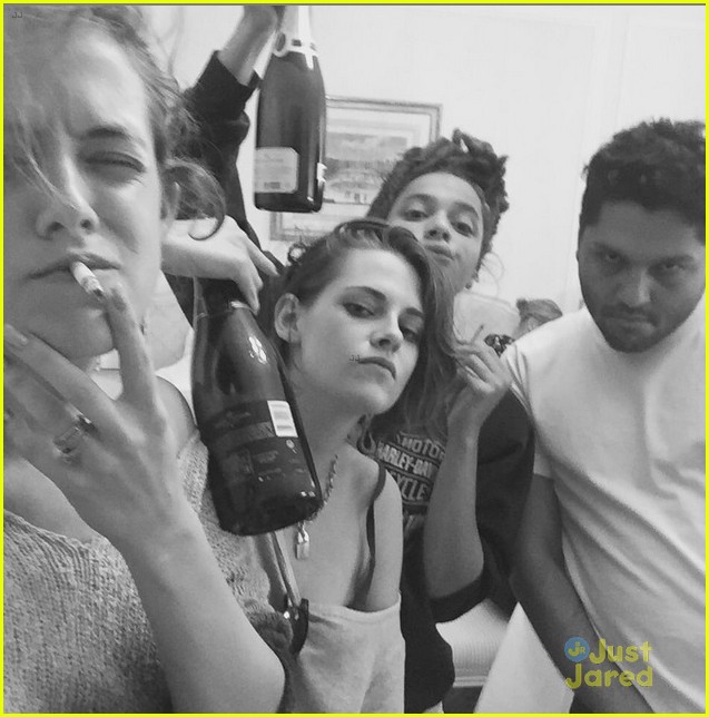 kristen stewart hangs out in paris with bff riley keough 04