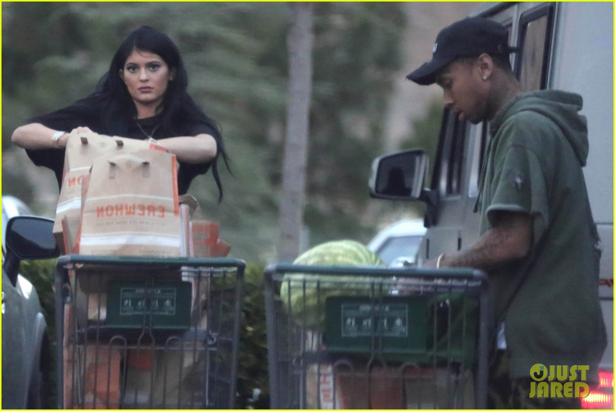 kylie jenner tyga groceries fourth july 06