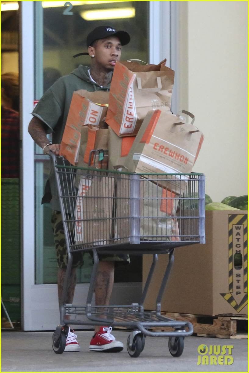 kylie jenner tyga groceries fourth july 08