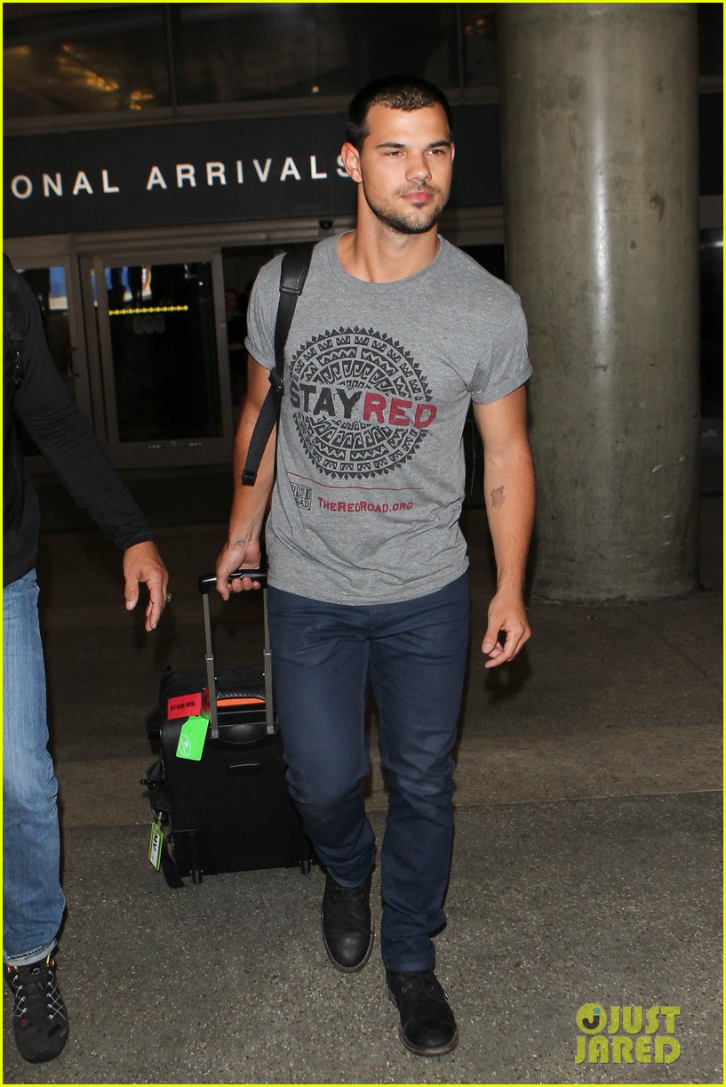 taylor lautner shows support for native american culture 01