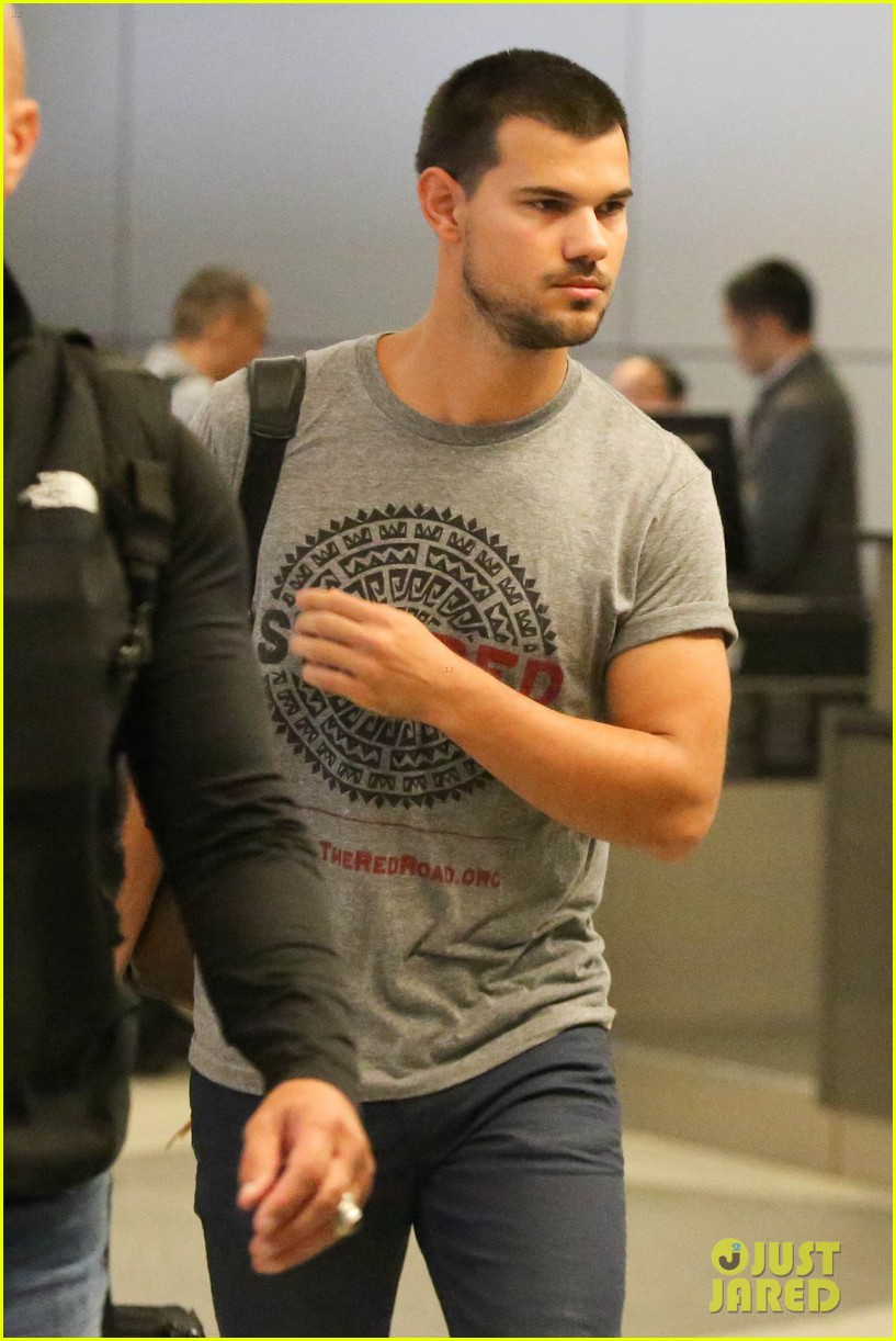taylor lautner shows support for native american culture 02