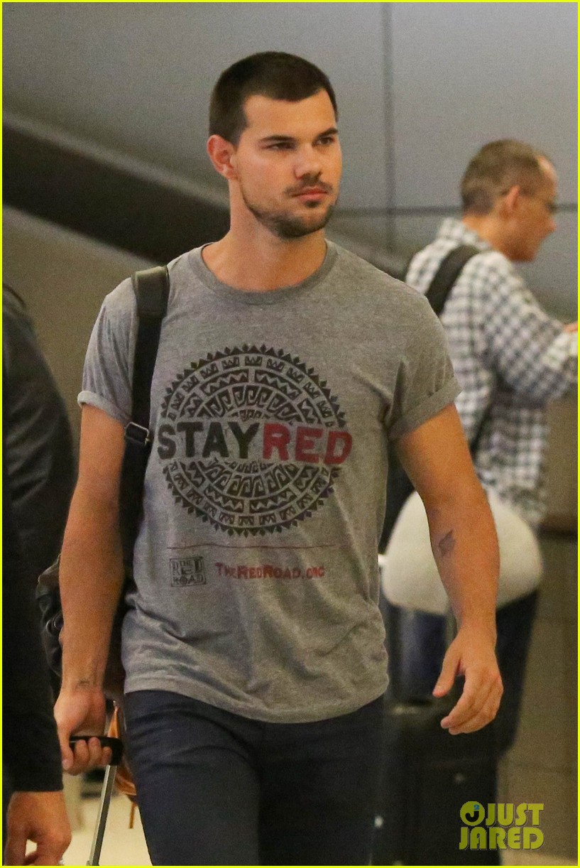 taylor lautner shows support for native american culture 05
