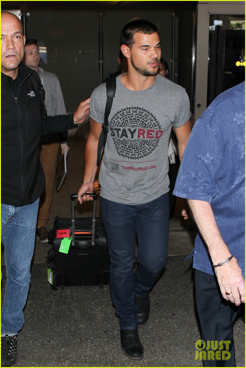 taylor lautner shows support for native american culture 06